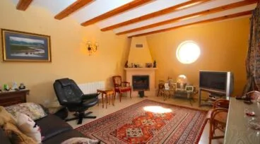 Sala de estar con chimenea Property Finder Spain