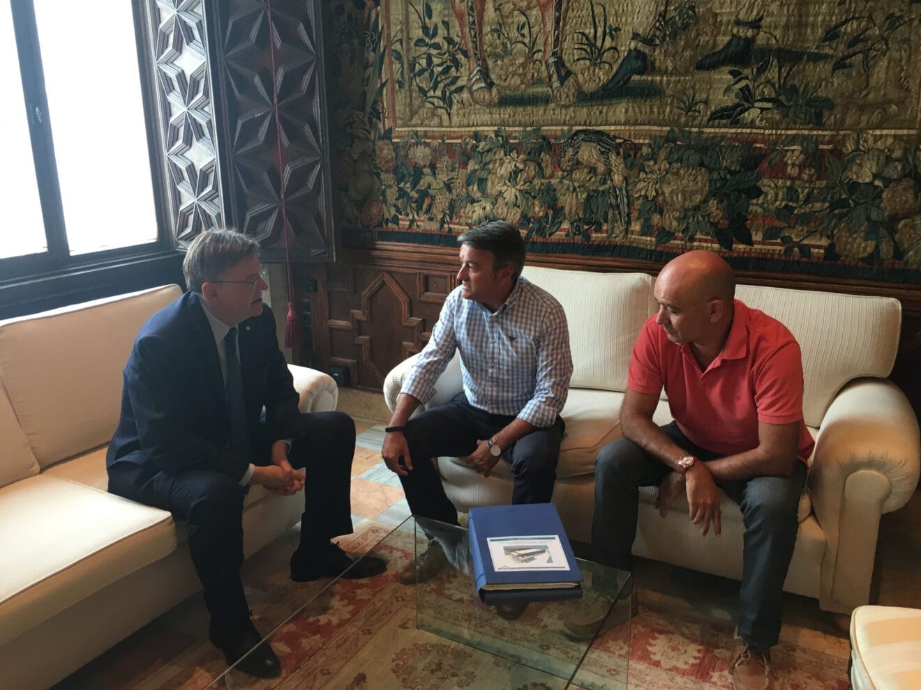 Una de las reuniones sobre la piscina