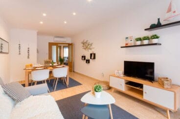 Amplia sala de estar y comedor Golden Beach Aguila Rent a Villa