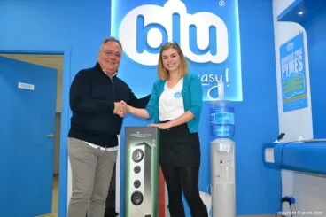 Blu entrega el premio de la cesta de Navidad al ganador