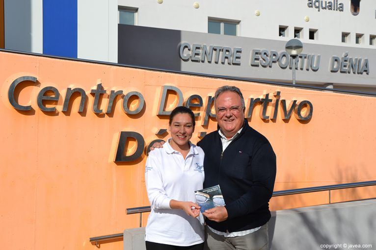 Centro Deportivo Dénia hace entrega de su premio de la cesta de navidad