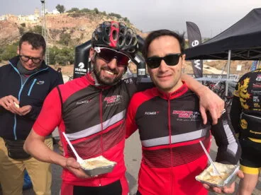 Ciclista reponiendo fuerzas