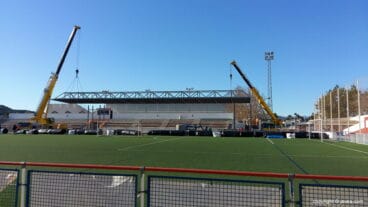 Cubierta campo fútbol levantada
