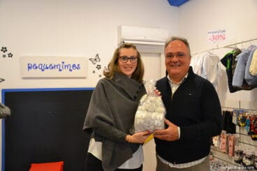 El ganador de la cesta recoge el premio de Pequemimos