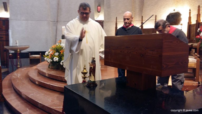 El sacerdote Fernando Maño bendiciendo el santo