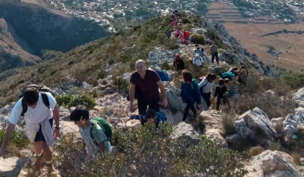 En plena ascensión al Montgó