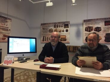 Enric Martínez y Antoni Espinós con el legajo