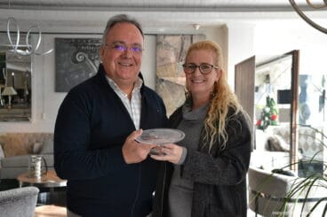 Estudio Decor entrega el premio al ganador de la cesta de Navidad