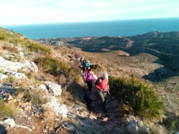 Gente subiendo el Montgó