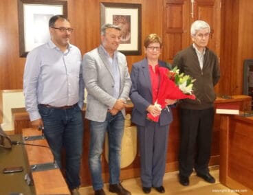La familia Benavent junto a los ediles en el homenaje