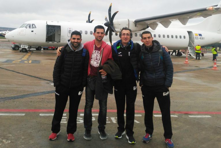 Los atletas del Club Llebeig Xàbia tras aterrizar en Melilla