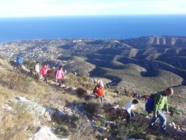 Los excursionistas llegando a la cumbre