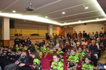 Miembros de las escuelas deportivas y sus familiares en el acto de presentación