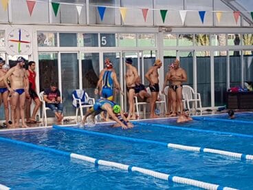 Nadadores solidarios en la piscina de Benitatxell