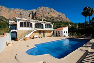 Piscina y fachada de la casa Atina Inmobiiaria