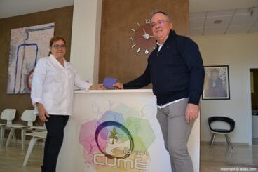Policlínica Cume hace entrega del cheque descuento al ganador de la cesta