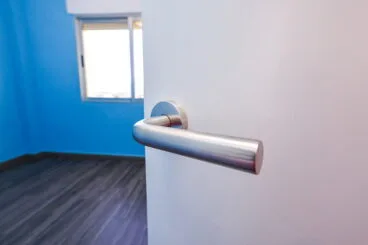 Puertas reformadas y habitación Reformas Integrales Macamon