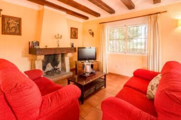 Sala de estar con chimenea Aguila Rent a Villa