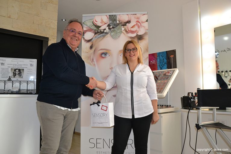Sensory entrega el obsequio de la cesta de Navidad al ganador Vicente Fornés