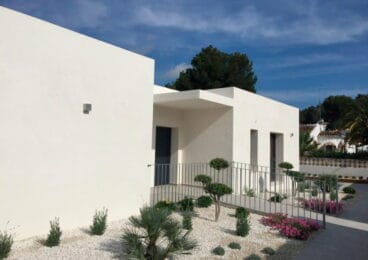Terraza y acceso a la casa Javea Houses Inmobiliaria