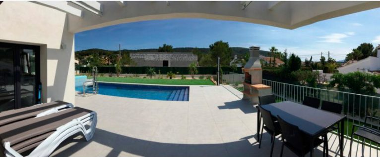 Terraza y piscina de la villa Javea Houses Inmobiliaria