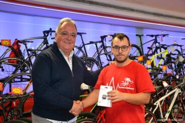 Vicente Fornés disfruta del obsequio de Xabia’s Bike