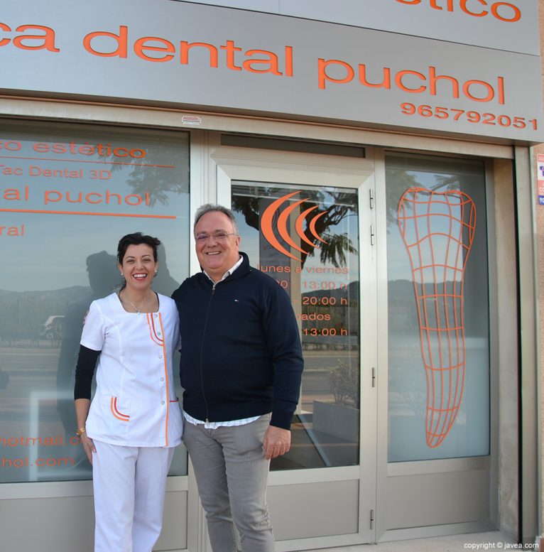 Vicente Fornés recoge el premio de Clínica Dental Puchol