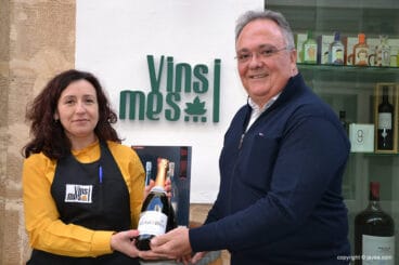Vins i mes entrega el regalo de la cesta de Navidad al ganador