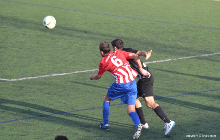Cardona luchando un balón con un jugador del Castellonense