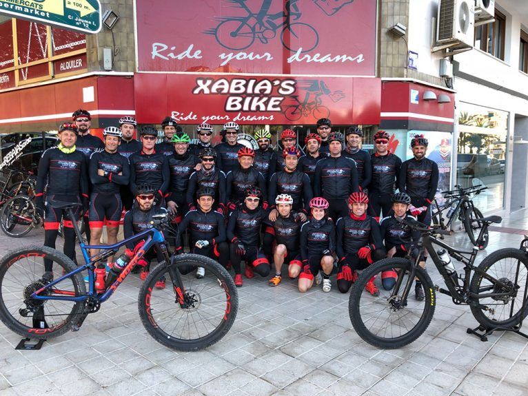 Ciclistas del Club Xàbia Bikets delante de la tienda Xàbia Bikers