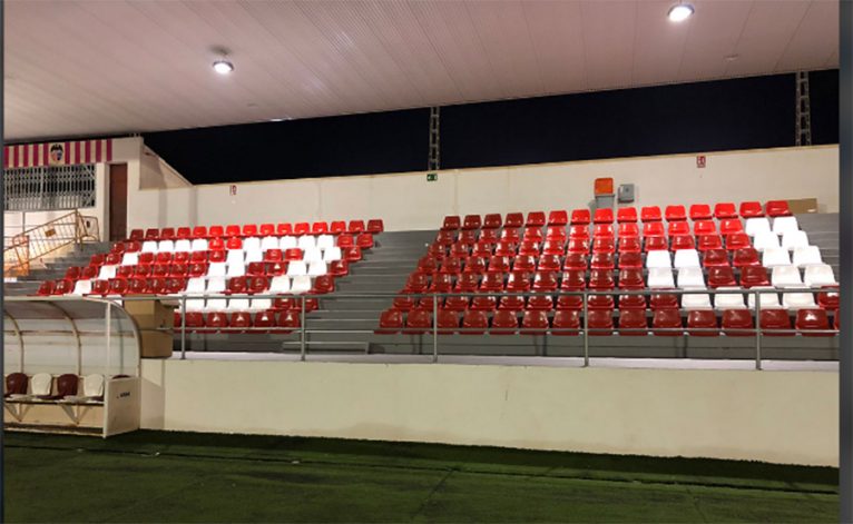 Cubierta y grada del campo municipal de fútbol de Xàbia