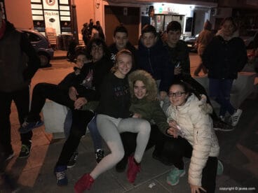 Grupo de jóvenes participantes