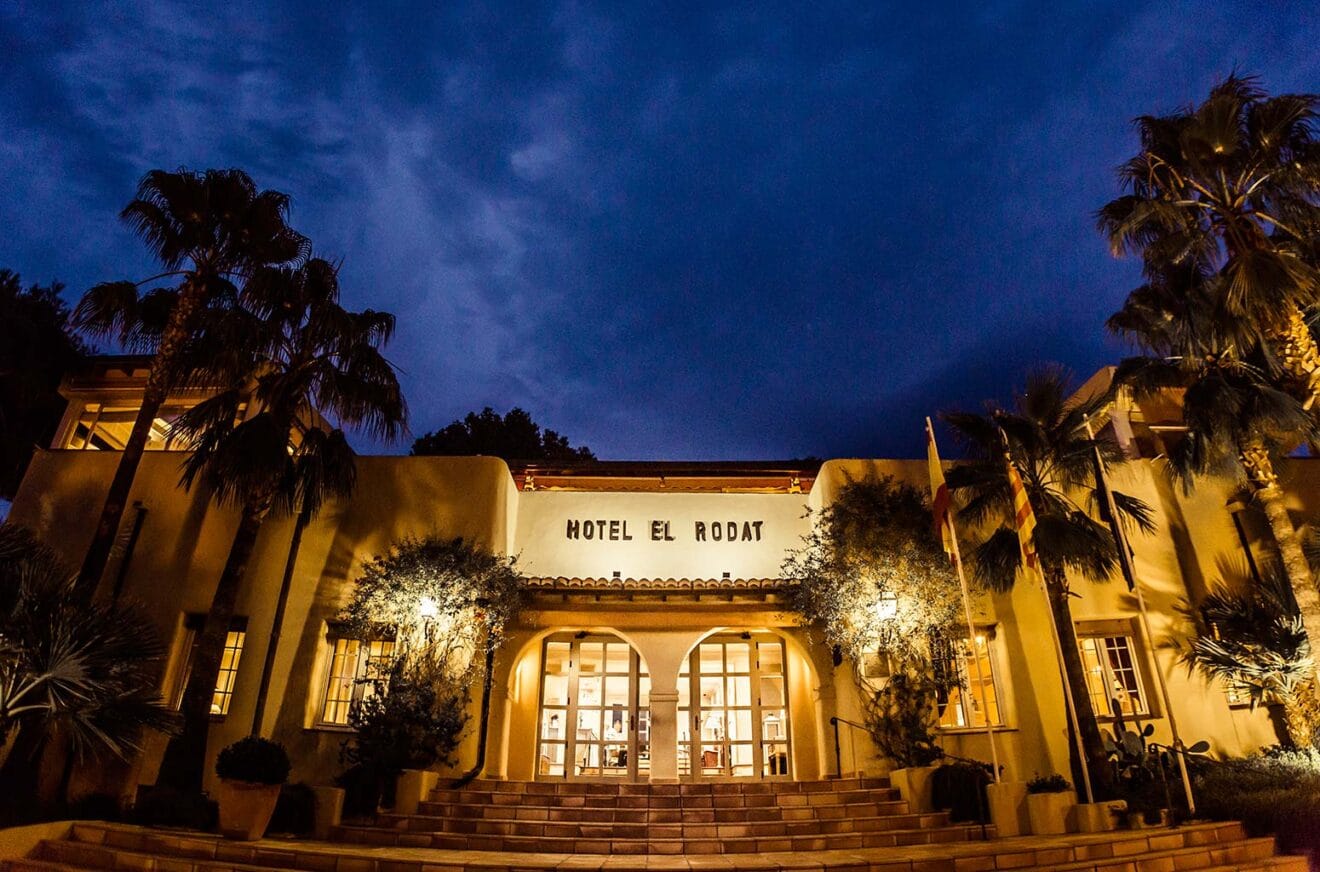 Hotel El Rodat al anochecer