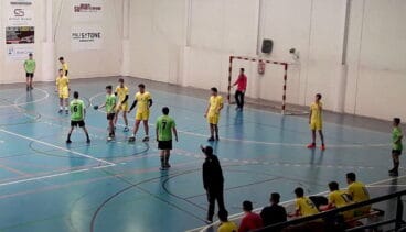 Los cadetes del CH Xàbia defendiendo un ataque rival