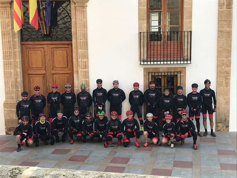 Los ciclistas del Xàbia Bikers en el ayuntamiento de Xàbia