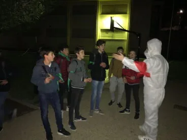 Participantes durante el juego