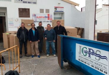 Presidente y directivos del CD Jávea con representante de Mirabo