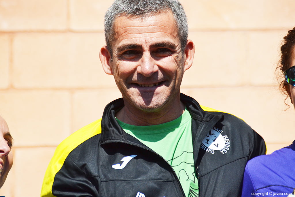 Ricardo Carañana con su trofeo