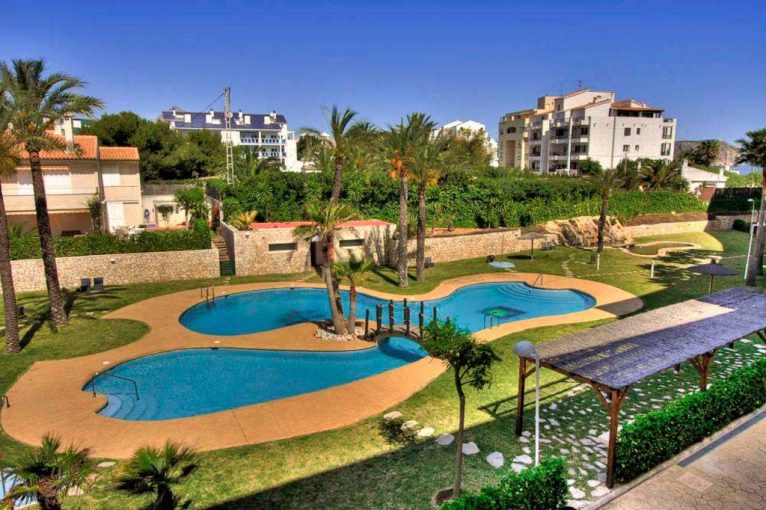 Urbanización con piscina en casa Teresita Aguila Rent a Villa