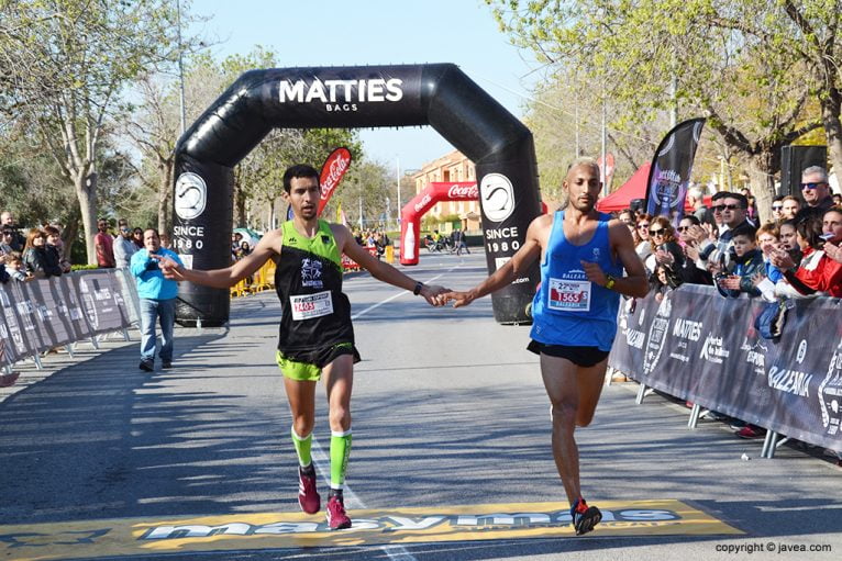 Youssef Ahatach with Moha Rida entering the finish line