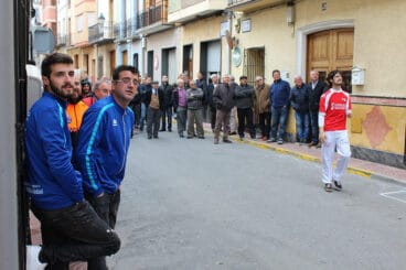 Aficionados siguiendo una partida de pilota
