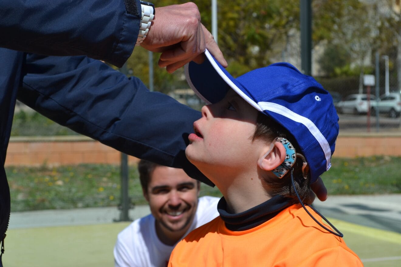 Alumno con una gorra