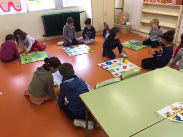 Alumnos de primaria con las ‘abejitas’