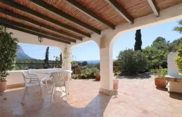 Amplia terraza cubierta Vicens Ash Properties