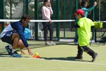 Bas con un alumno realizando un ejercicio