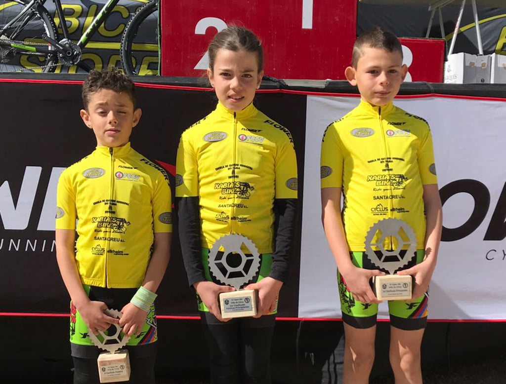 Ciclistas de la Escuela CC Mussols Xàbia Bikers con sus trofeos