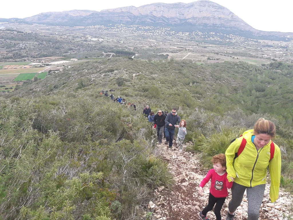 De excursión por un sendero de piedras