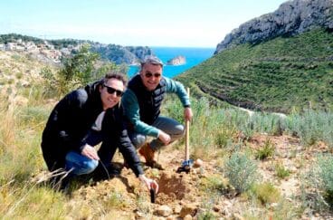 El alcalde de Xàbia y el el director de Blinker en la reforestación