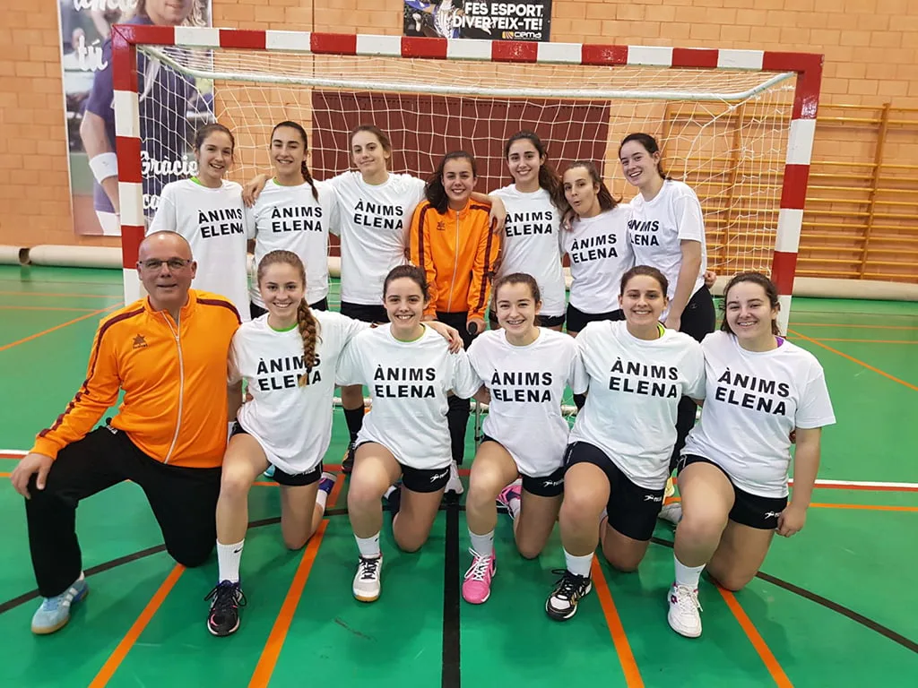 Equipo del Club Handbol Xàbia apoyando a Elena Hierro