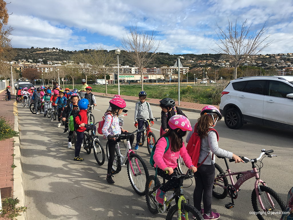 Estudiantes del Trenc d’Alba en la Bicicletada